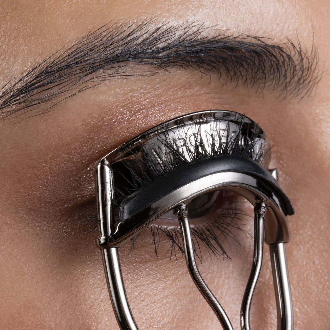 How to Properly Use a Lash Curler?